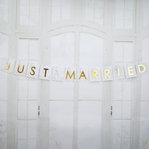 Kleiner Wimpel - Just Married - Marmor mit Schriftzug